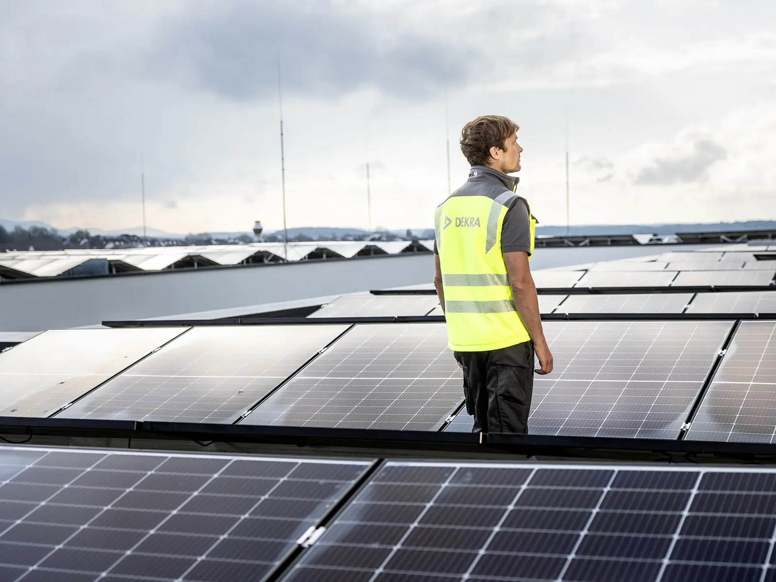 DEKRA Experte untersucht Solaranlage