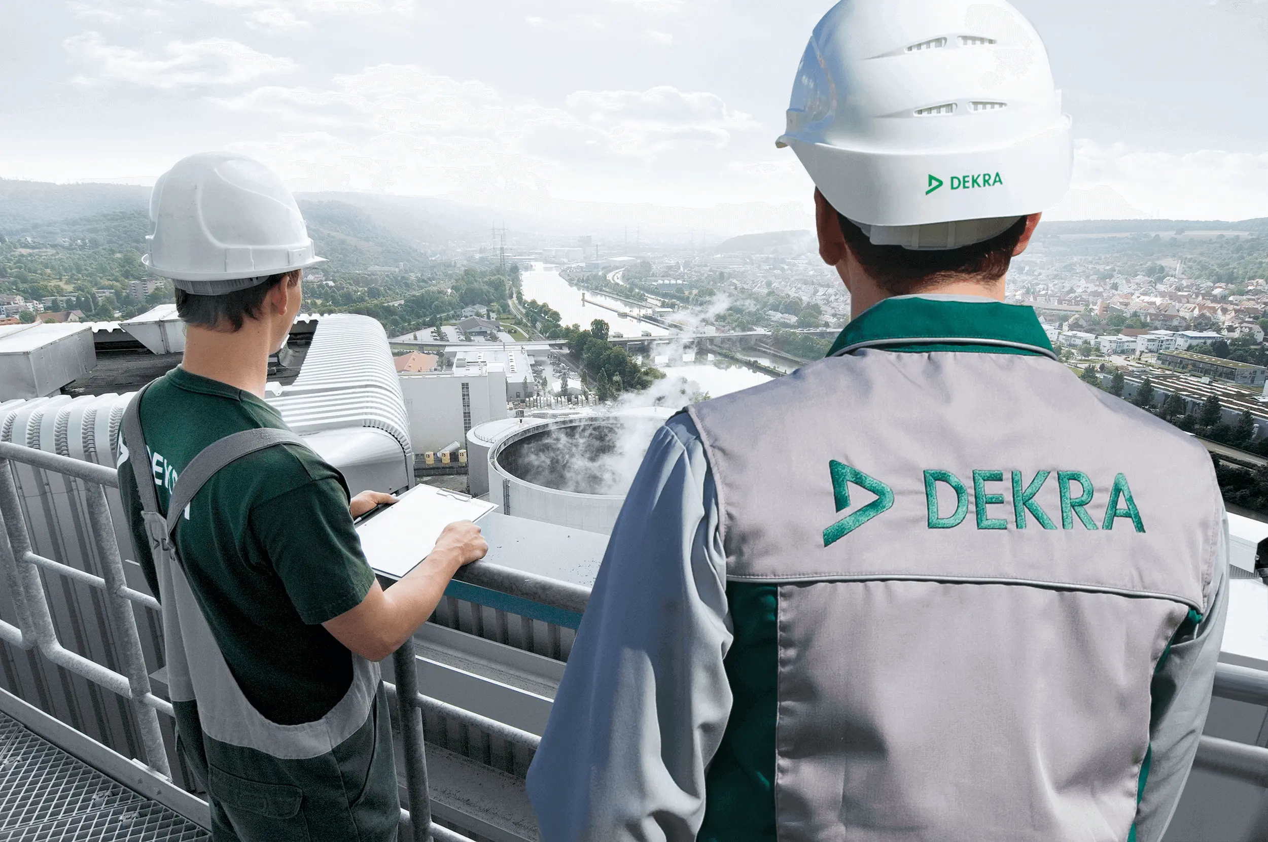 Zwei Personen in Schutzkleidung bei der Prüfung einer Anlage