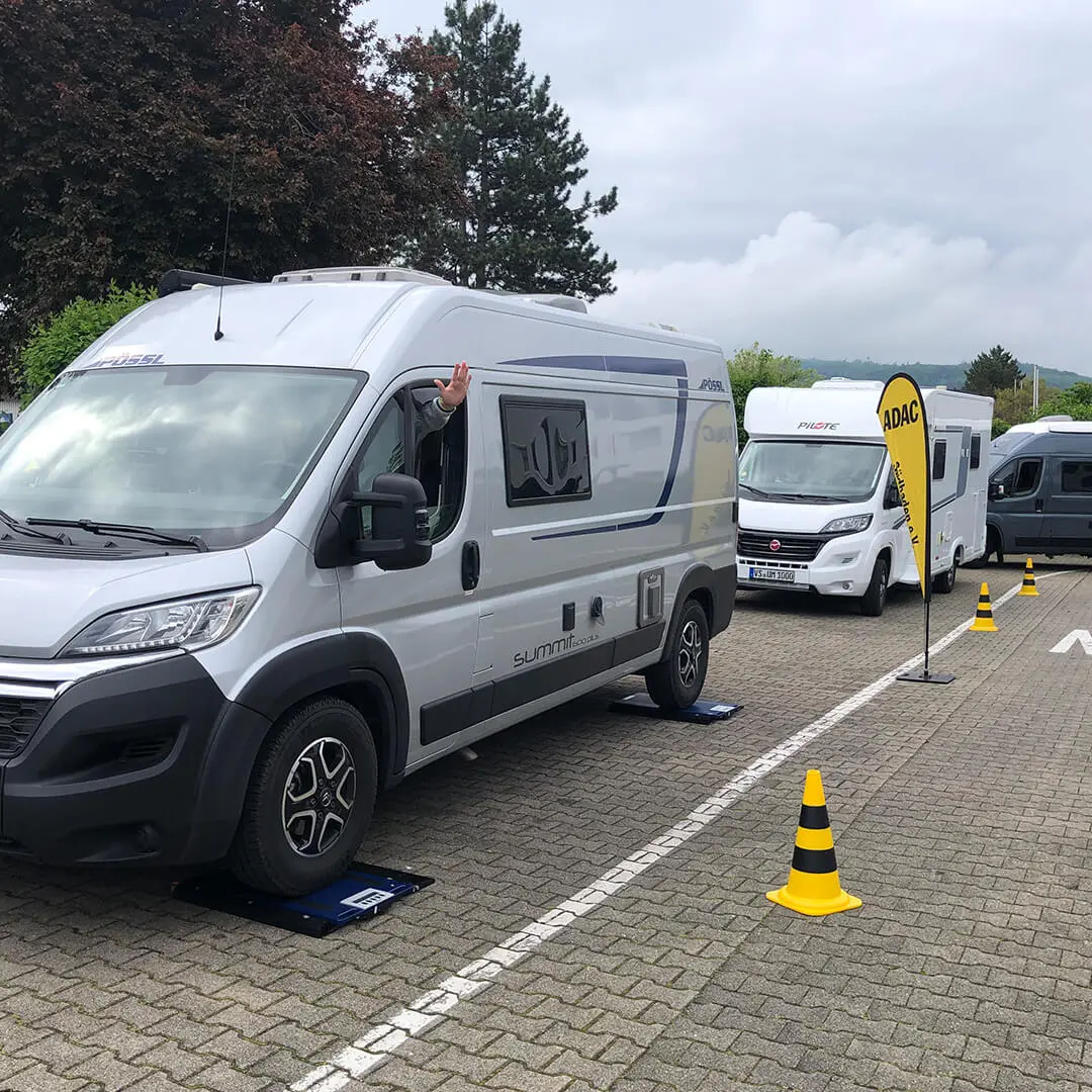 Wohnmobil auf einer Wiege