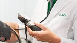 Gutachter überprüft Fensterschalusie