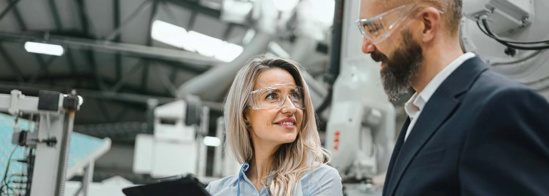 Mann und Frau in einem Labor