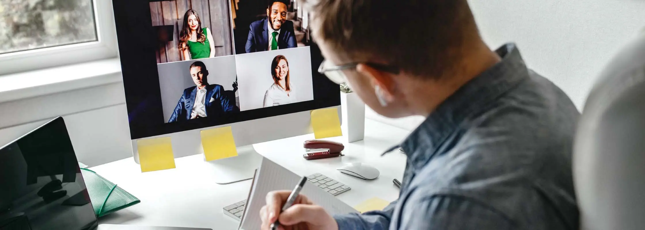 Mann vor dem Bildschirm führt Videokonferenz Mann vor dem Bildschirm führt Videokonferenz