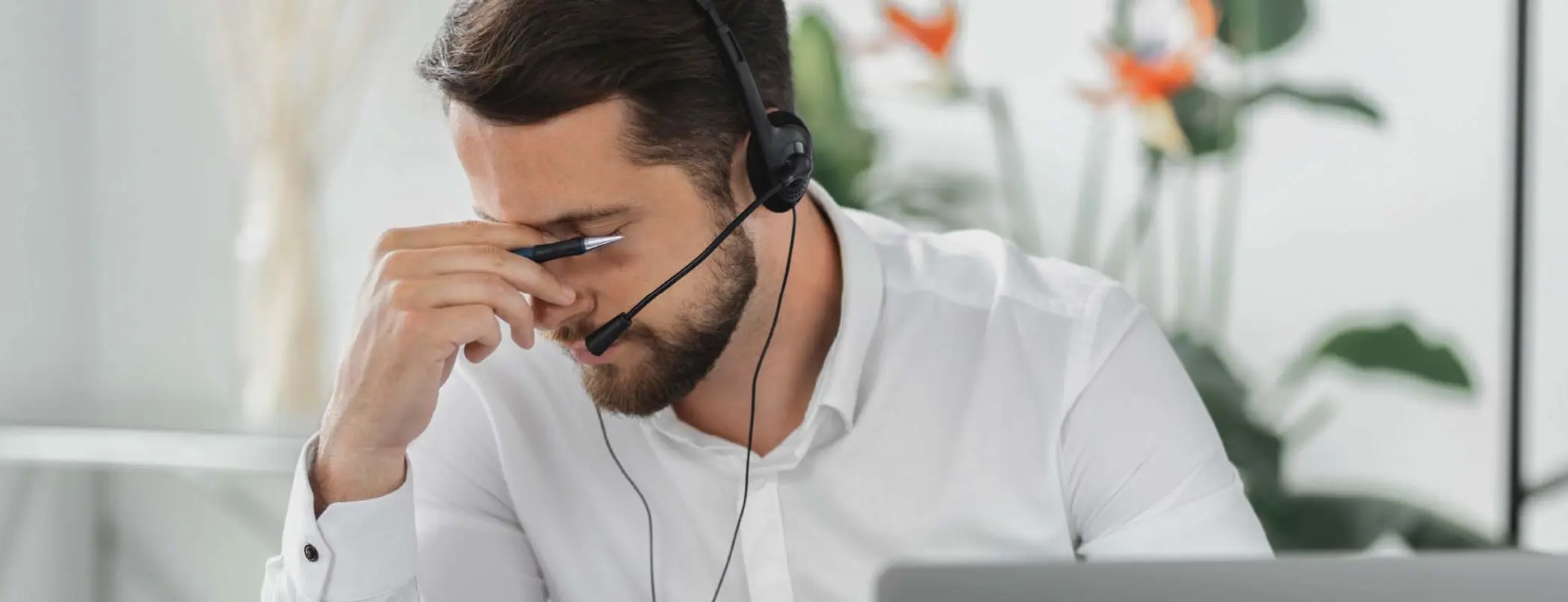 Gestresster Mann fasst sich an die Stirn