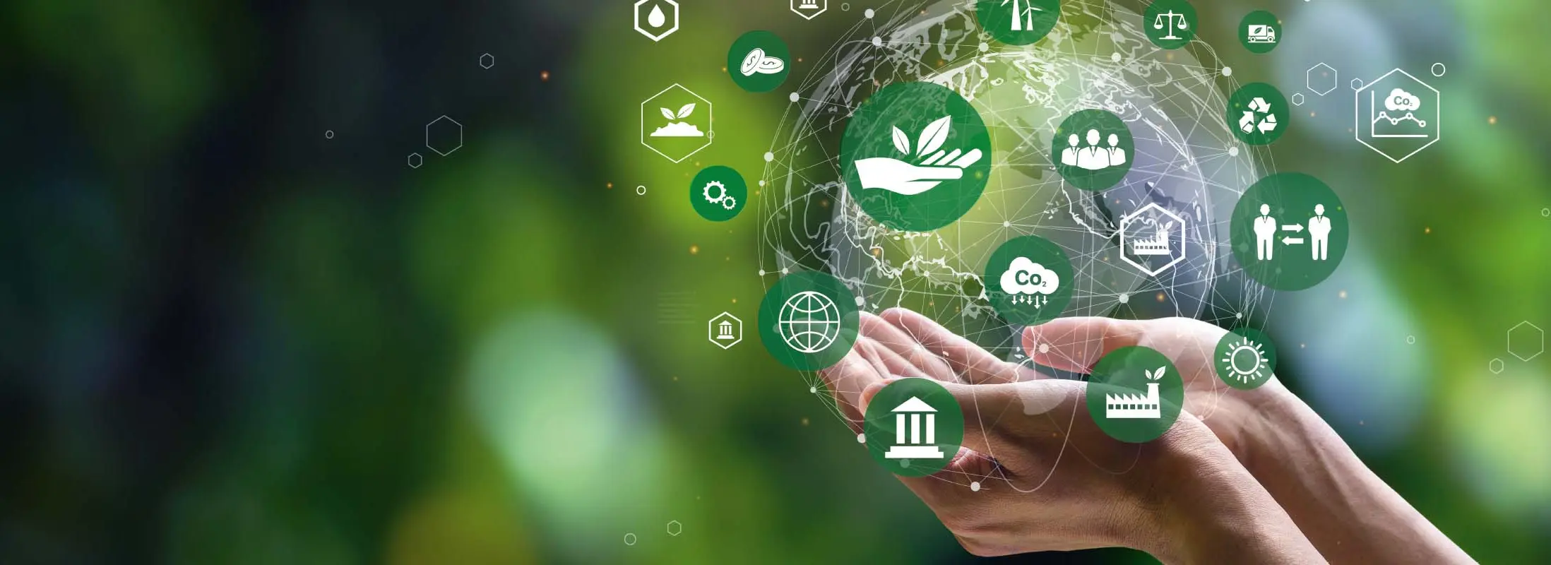 Hände mit Globus und nachhaltigen Icons Hände mit Globus und nachhaltigen Icons