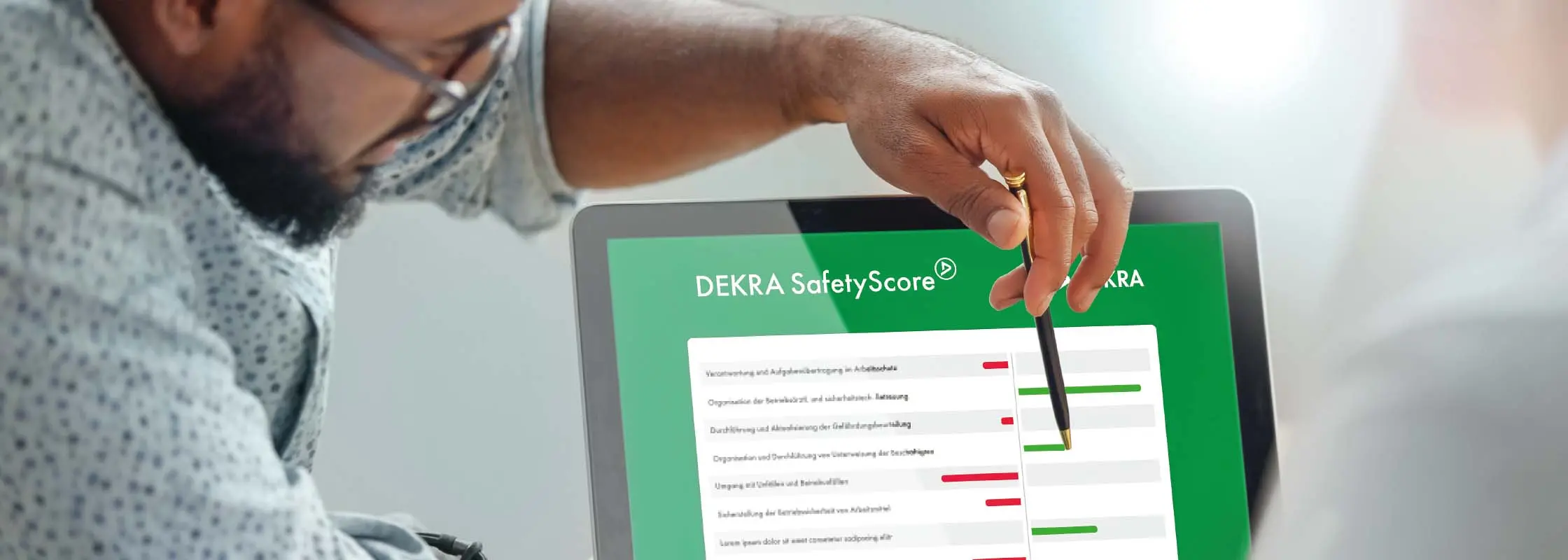 Laptop Bildschirm mit einer Stärken-Schwächen-Analyse