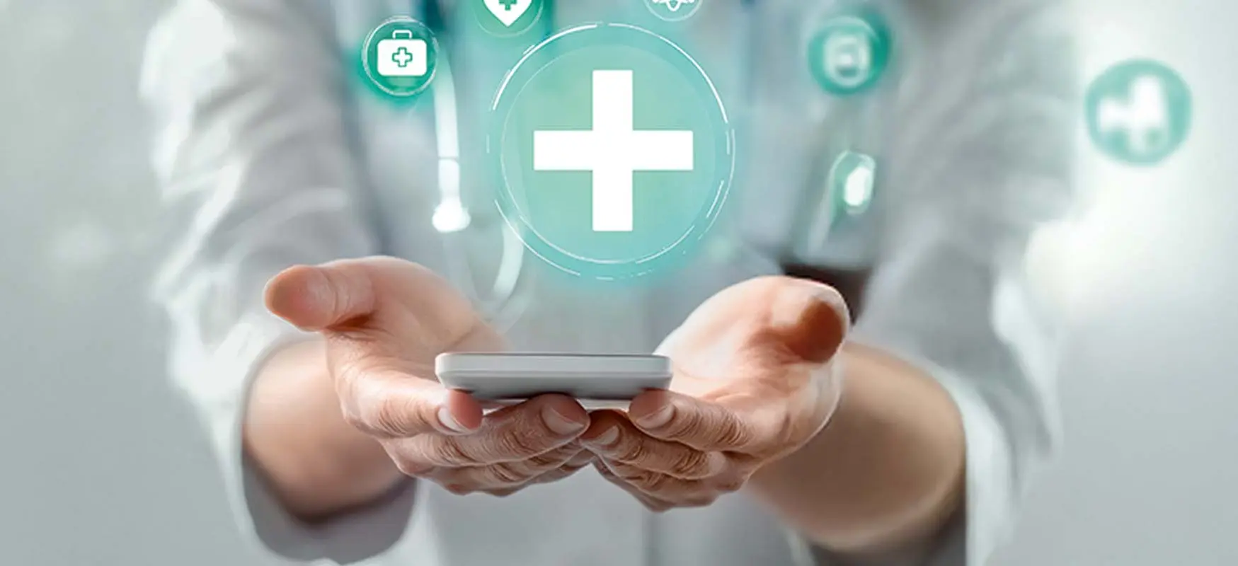 Symbolische Darstellung digitaler Gesundheitsversorgung mit medizinischen Icons über den Händen Symbolische Darstellung digitaler Gesundheitsversorgung mit medizinischen Icons über den Händen