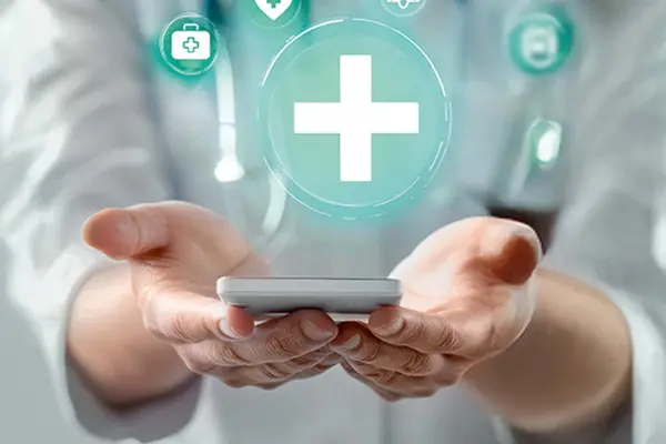 Symbolische Darstellung digitaler Gesundheitsversorgung mit medizinischen Icons über den Händen Symbolische Darstellung digitaler Gesundheitsversorgung mit medizinischen Icons über den Händen