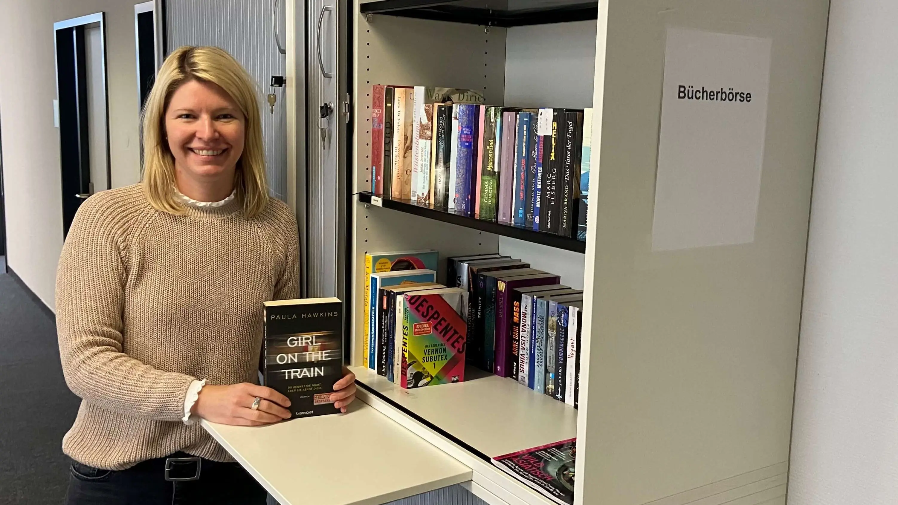 Nicole Klesing vor ihrer Bücherbörse
