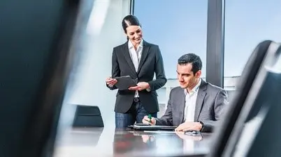 Zwei Mitarbeiter schauen sich etwas an