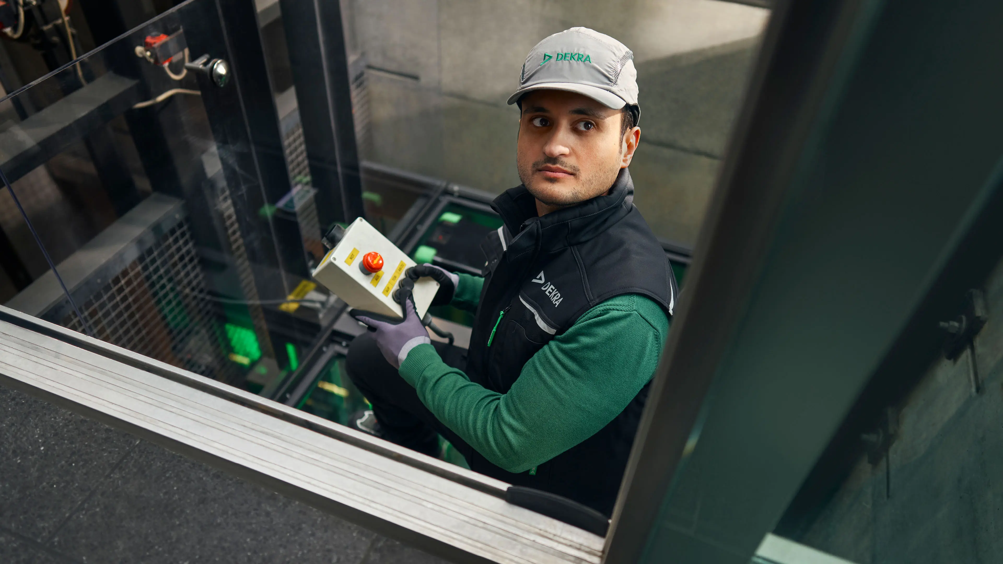 DEKRA Mitarbeiter Mojtaba, Sachverständiger für Aufzug & Fördertechnik, im Aufzugschacht