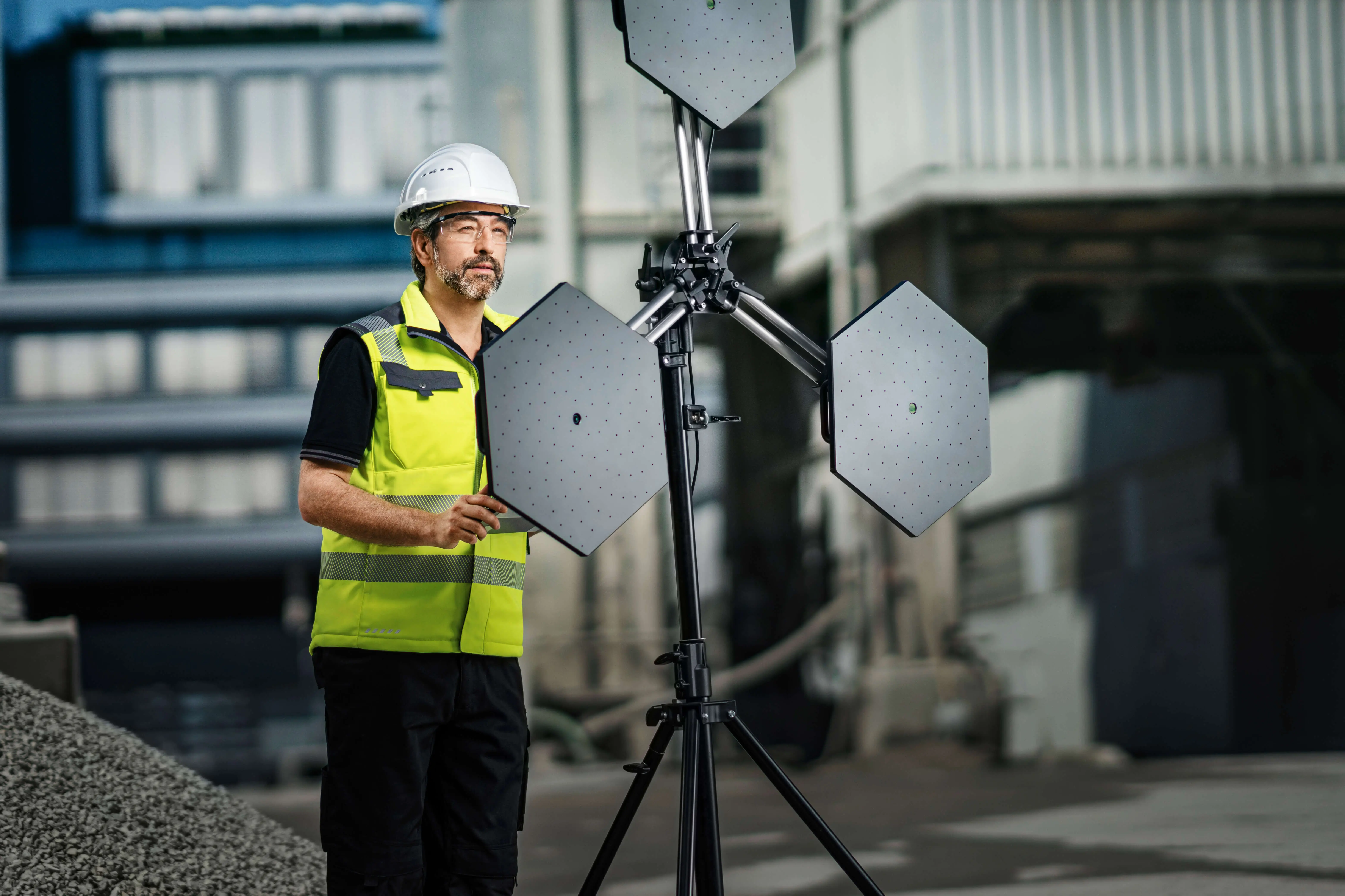 DEKRA Sachverständiger führt Akustikmessung durch DEKRA Sachverständiger führt Akustikmessung durch