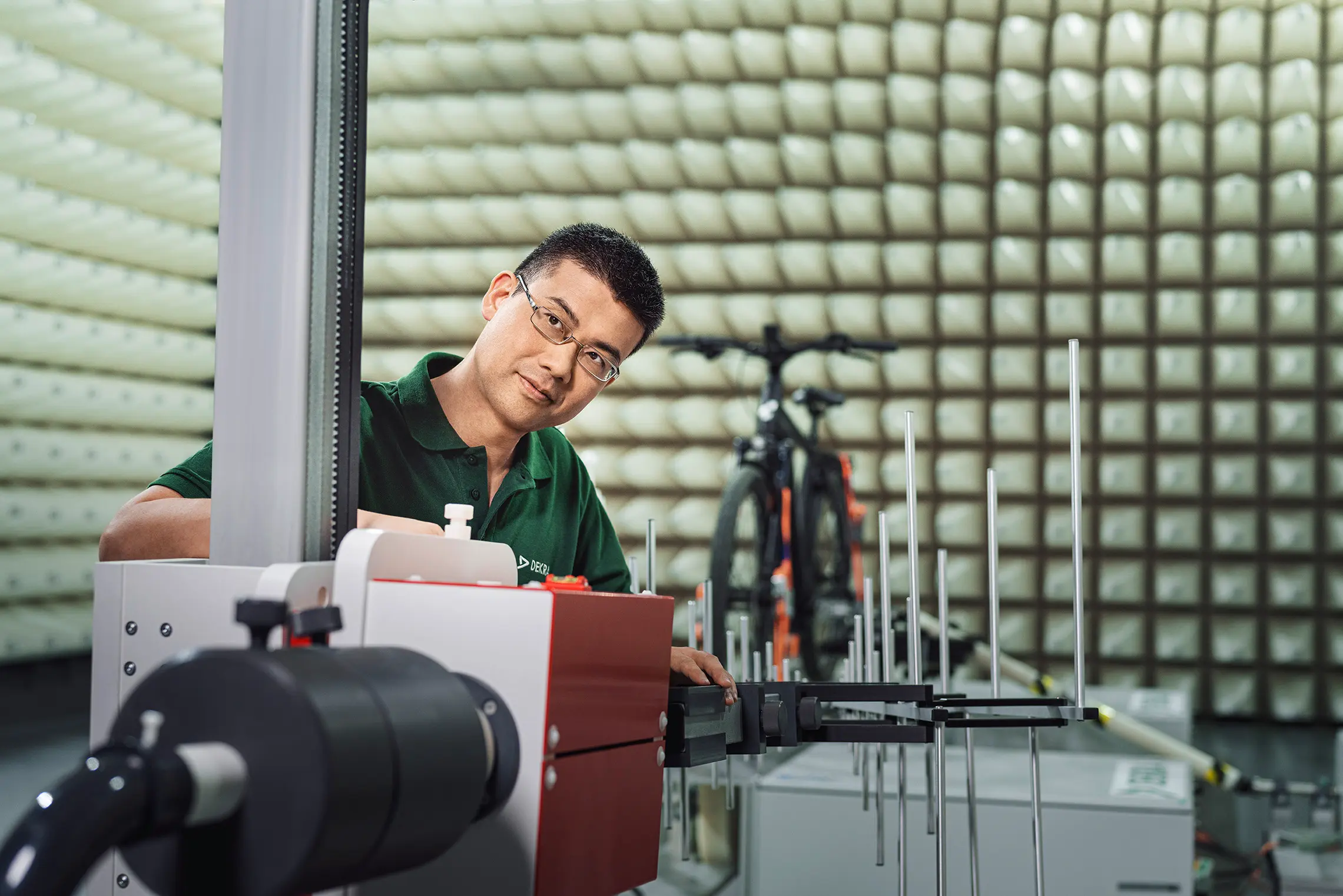 DEKRA Ingenieur bei der Produktprüfung eines E-Bikes im EMV-Labor