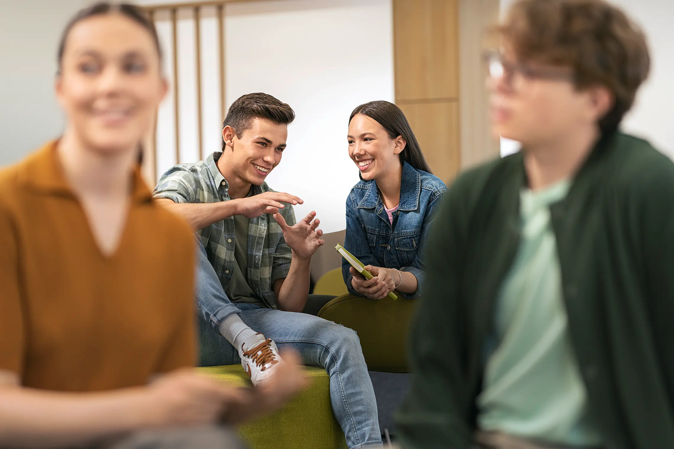 Gruppe an Schülerinnen und Schüler bei einer Unterhaltung