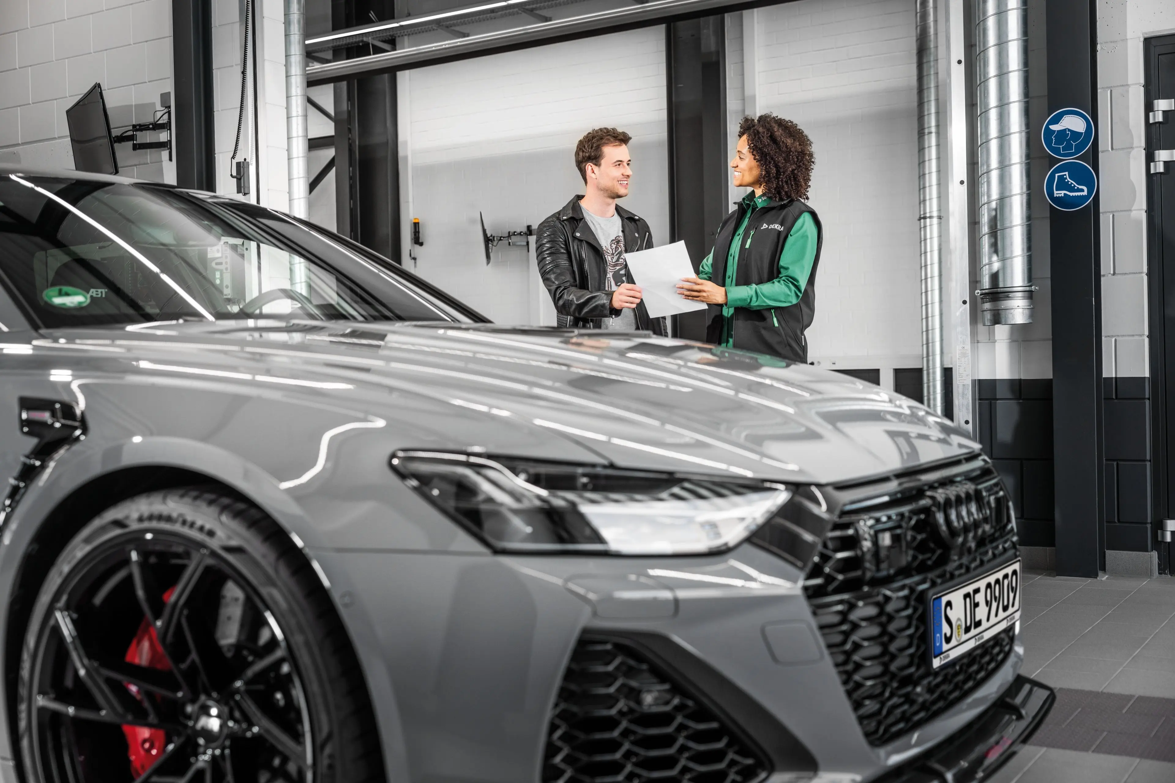 DEKRA Experte prüft den Anbau eines Spoilers