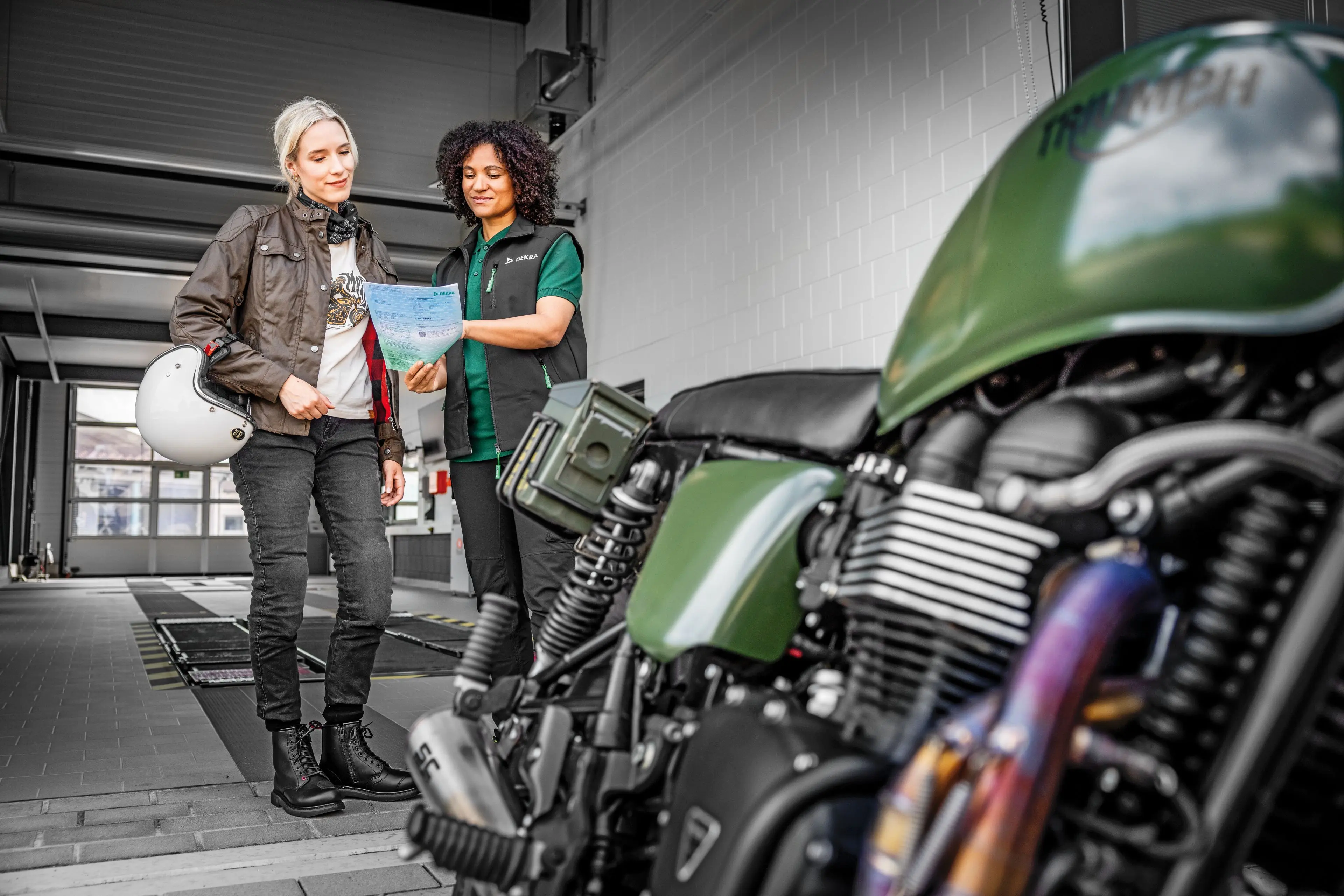 Verchromte Hinterradfelge und Auspuffanlage