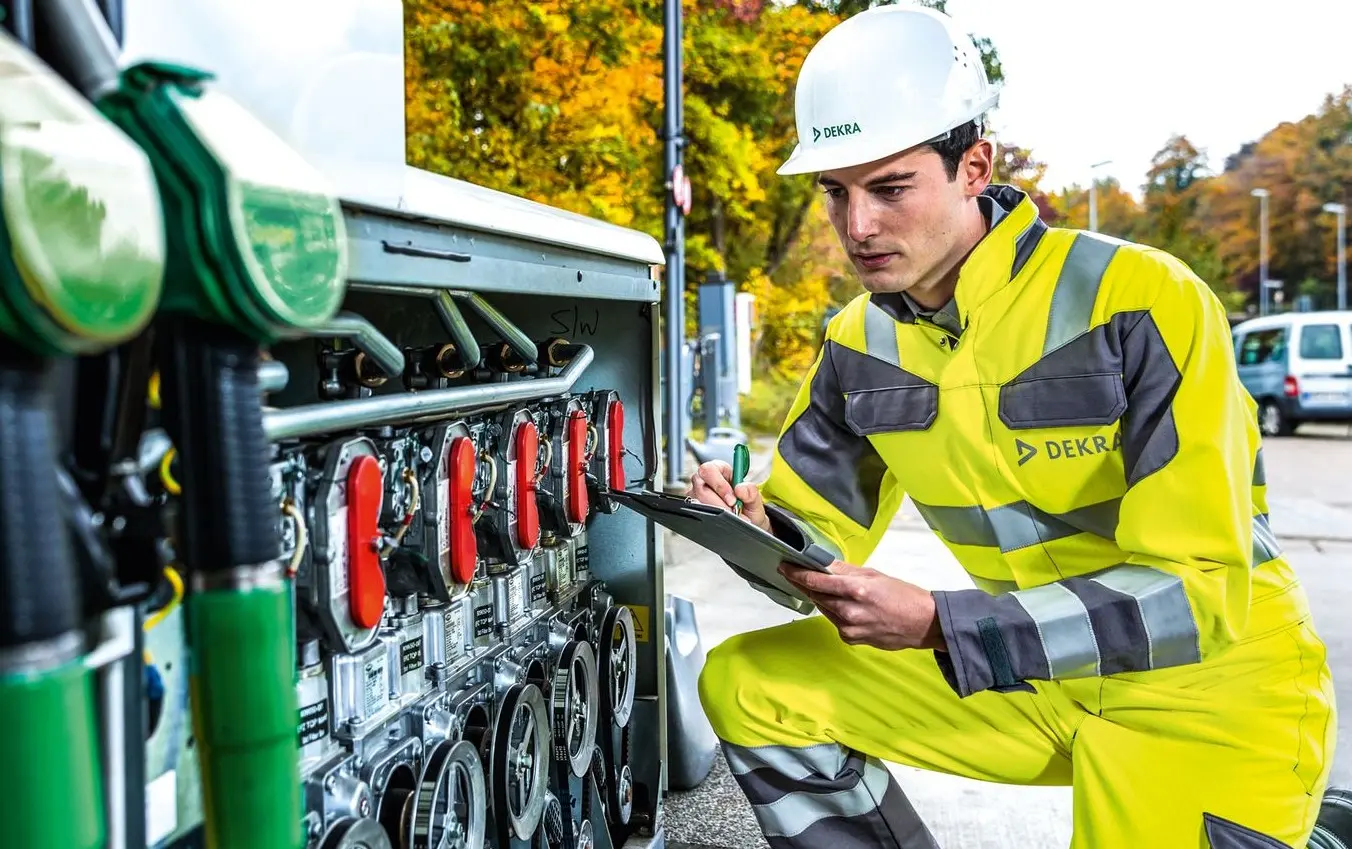 Tankstellenprüfer an Tankstelle