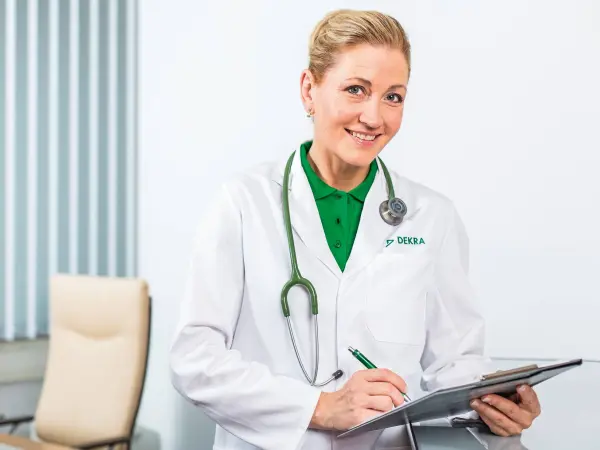 Arbeitsmedizin DEKRA Betriebsärztin im Sprechzimmer