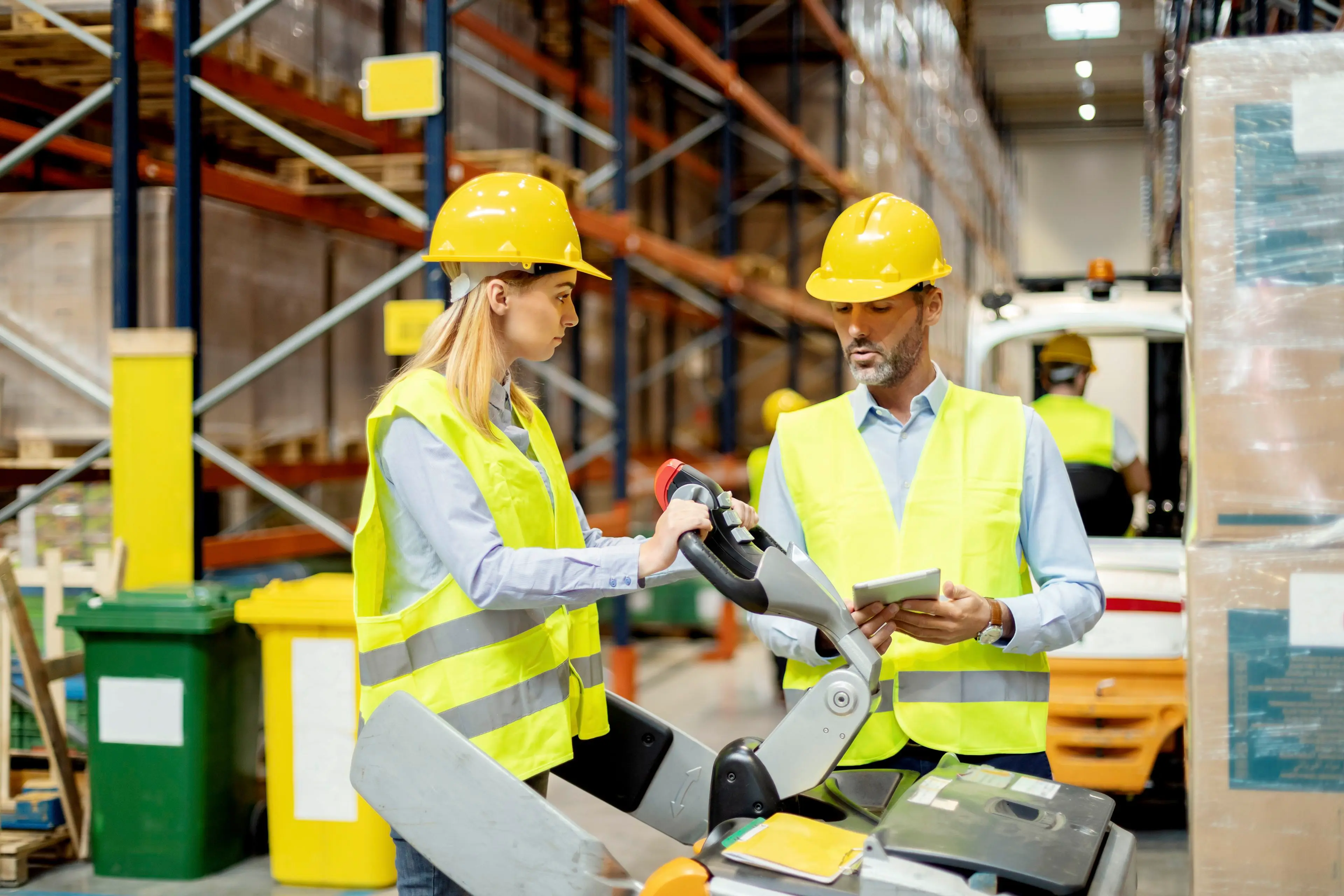 Zwei Menschen mit Warnwesten