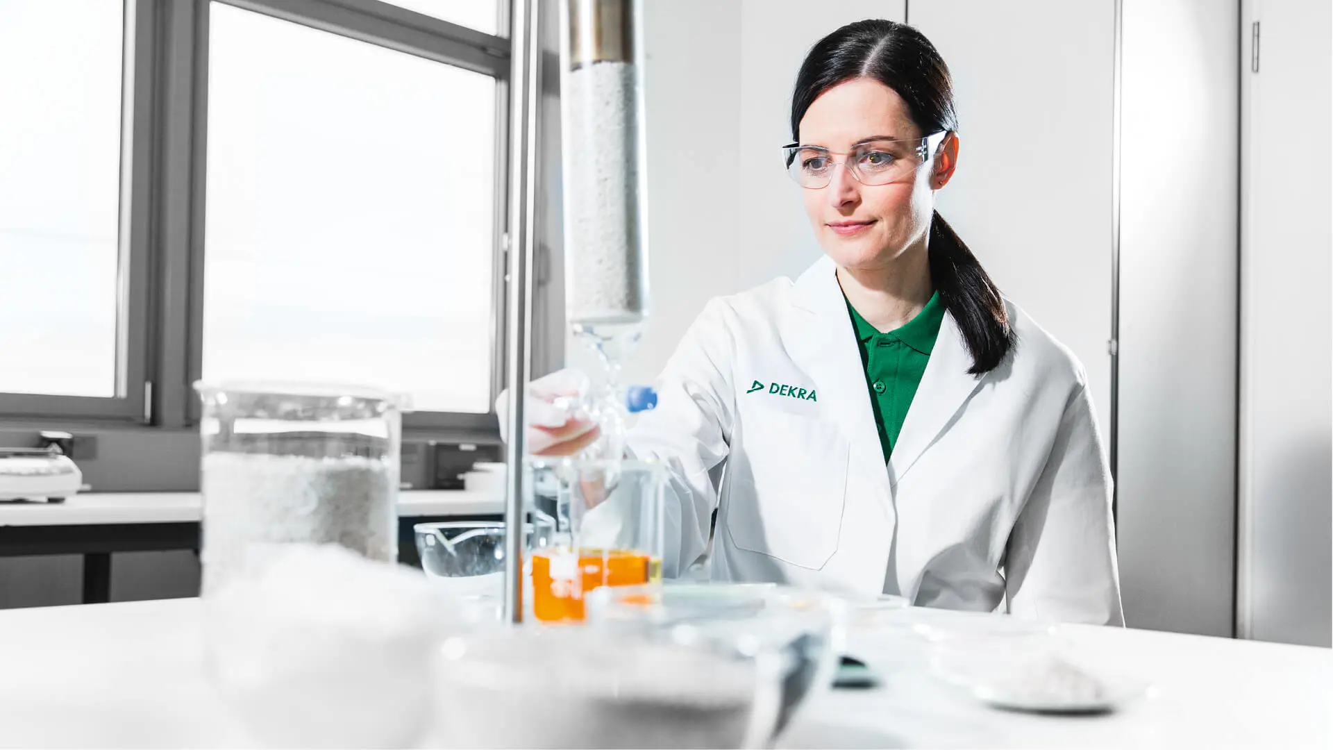 DEKRA Expertin untersucht Flüssigkeiten