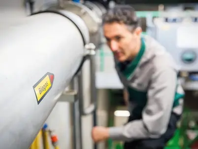 DEKRA Experte prüft eine biogasführende Rohrleitung