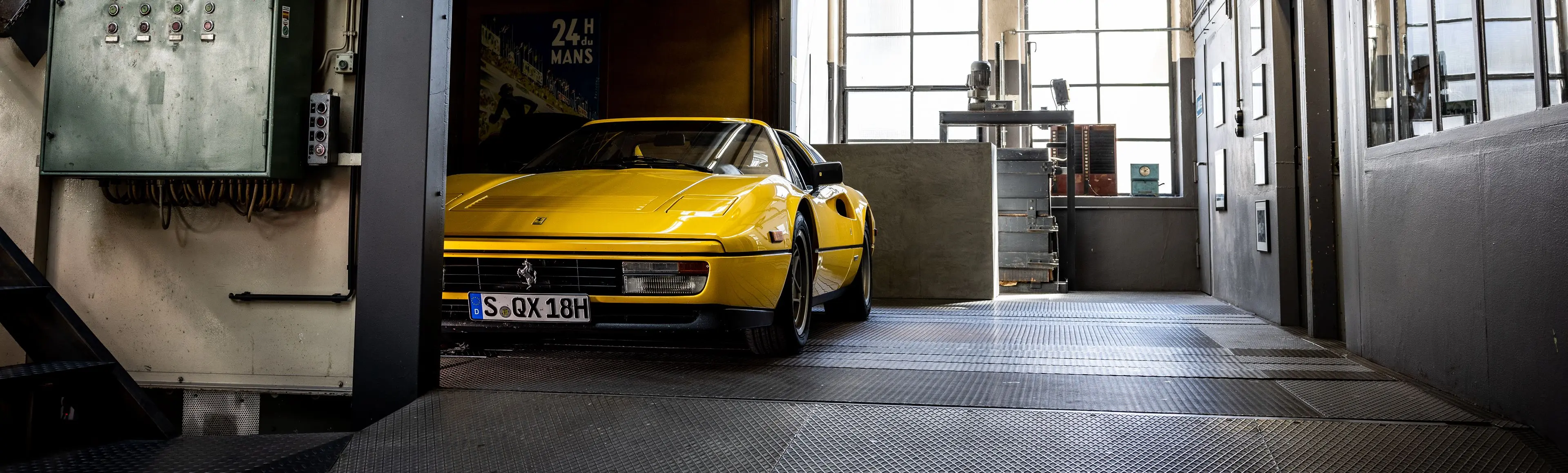 Frontansicht eines Oldtimers in Garage