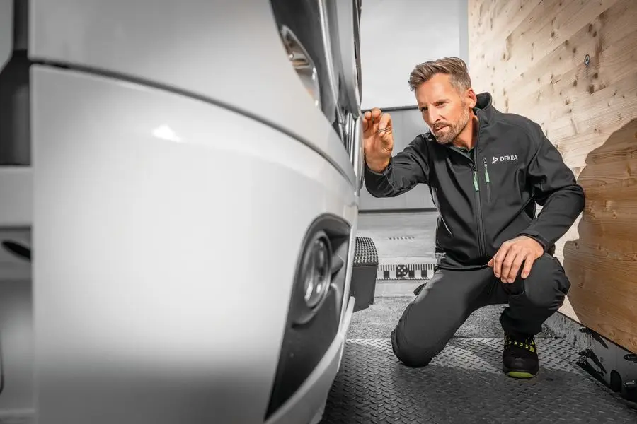 Abstandsmessung Vorbereitung von Prüfer für Crash Test