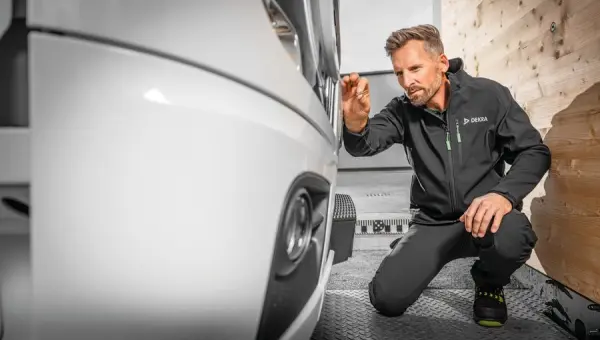 Abstandsmessung Vorbereitung von Prüfer für Crash Test