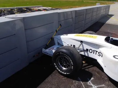 Rennsport-Wagen crasht Bande