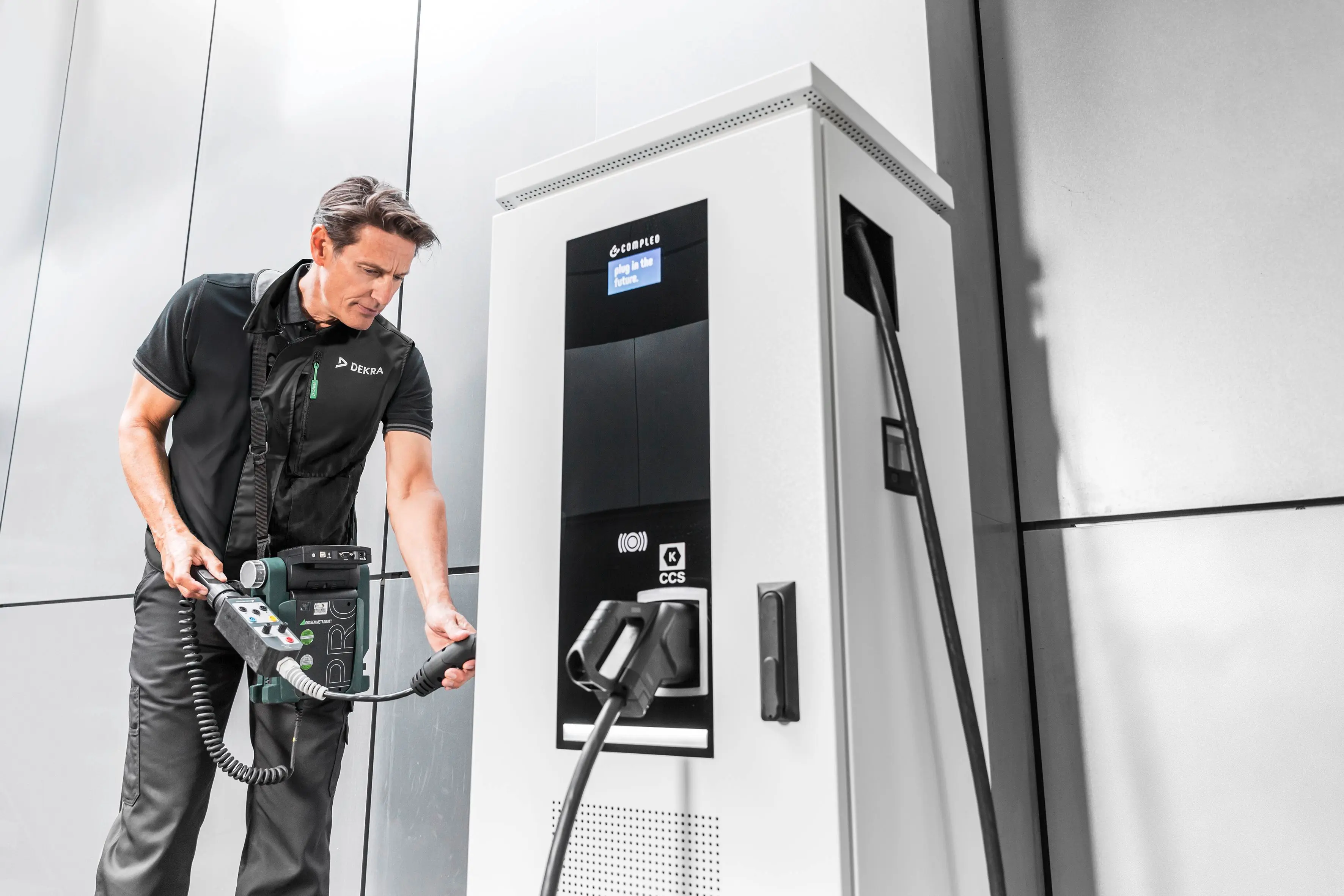 Ladesäule leuchtet in der Dunkelheit