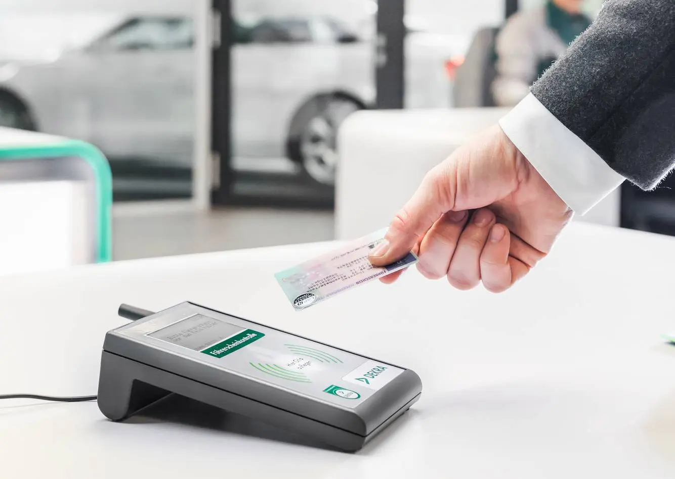 Fuhrparkbetreiber liest Daten auf Führerschein mittels Lesegeräts aus