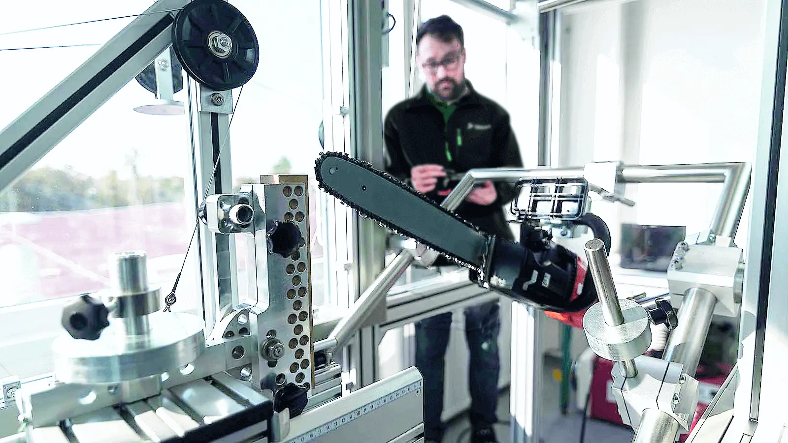 DEKRA Mitarbeiter prüft die Funktion elektrischer Werkzeuge