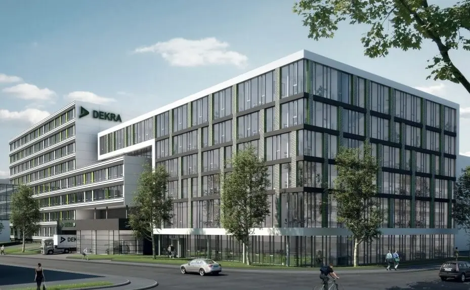 Eckansicht der Fensterfronten eines DEKRA Bürogebäudes