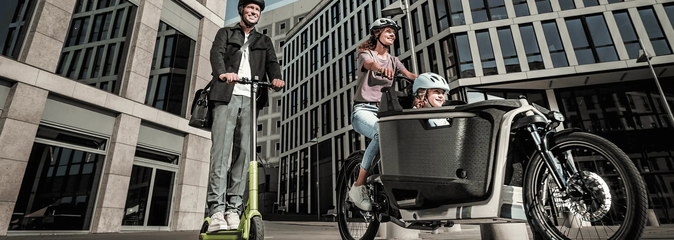 Frau fährt auf Pedelec über Landstraße