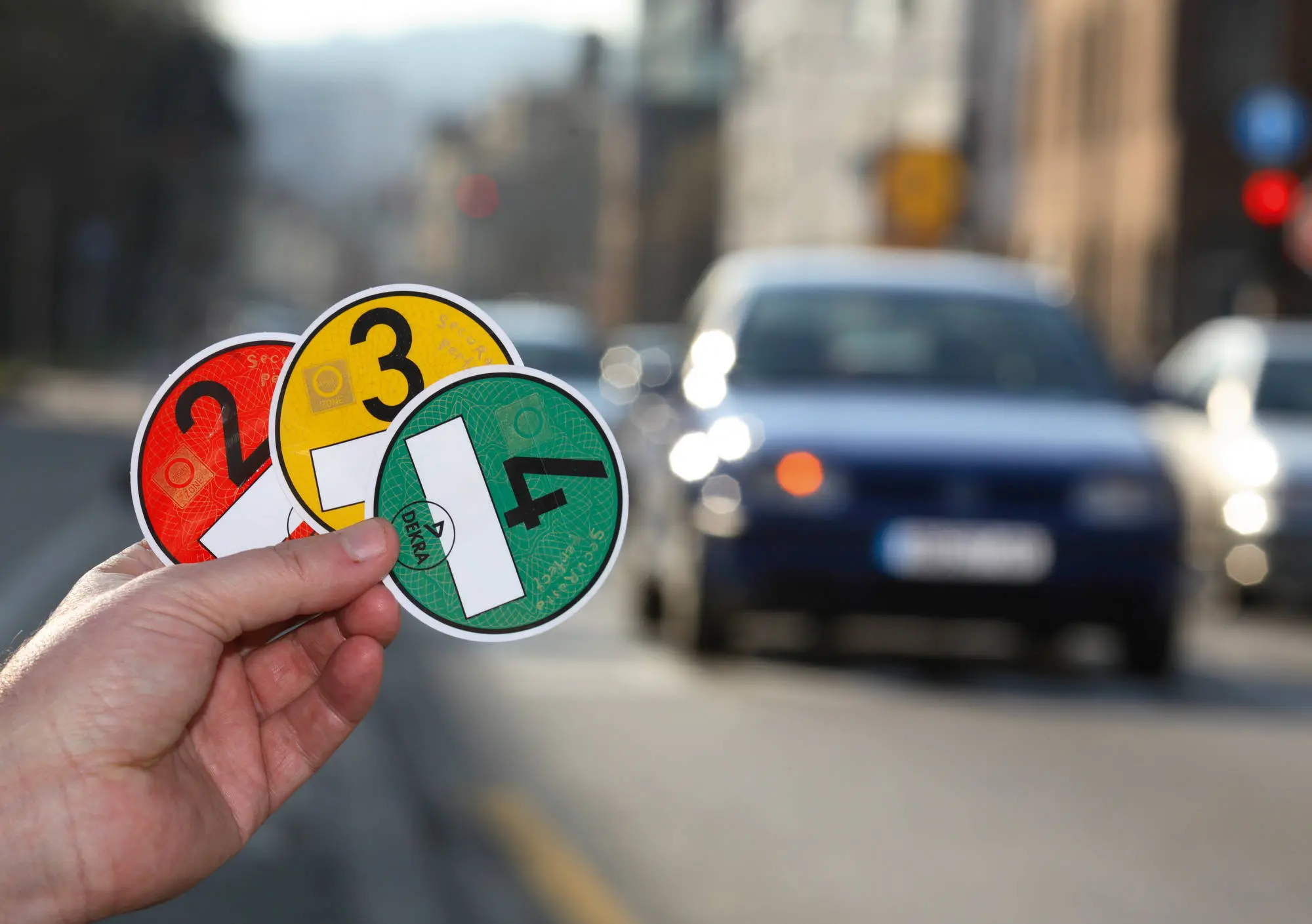 Nahaufnahme der drei Umweltplaketten 