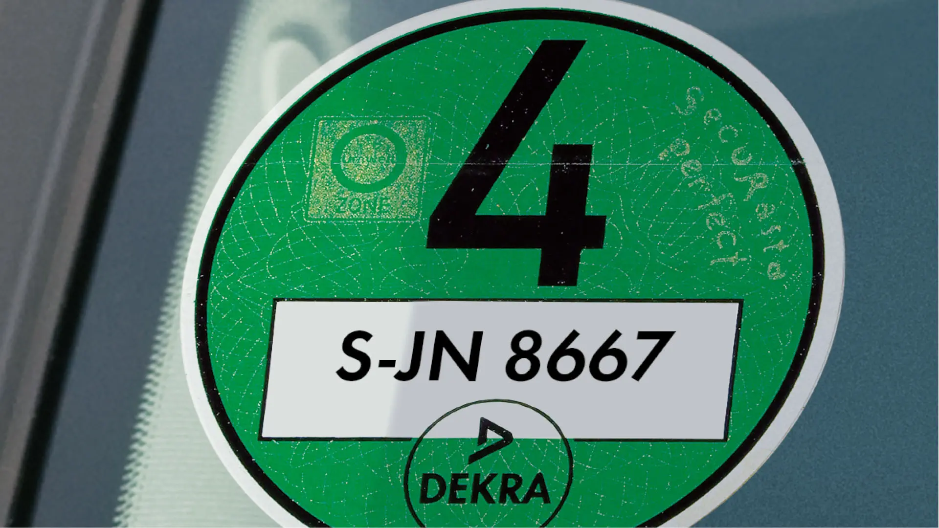 Nahaufnahme grüne Feinstaubplakette