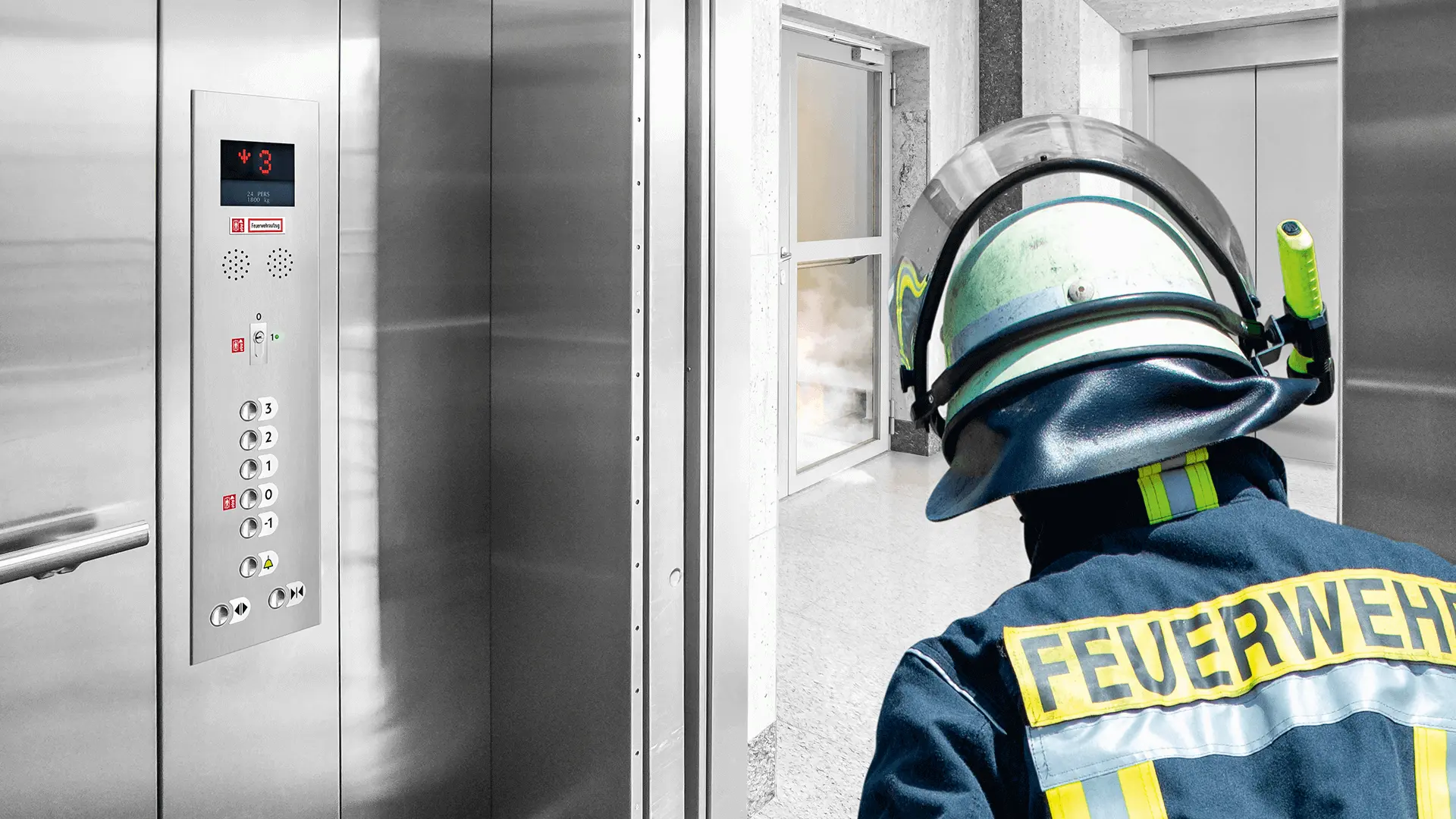 Feuerwehrmann neben Aufzug