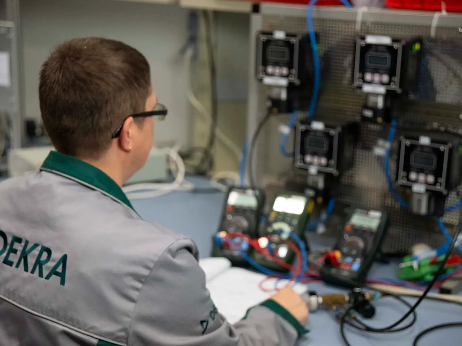 Prüfung der Messfunktion von Gaswarngeräten.