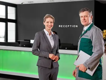 DEKRA Prüfer vor Rezeption