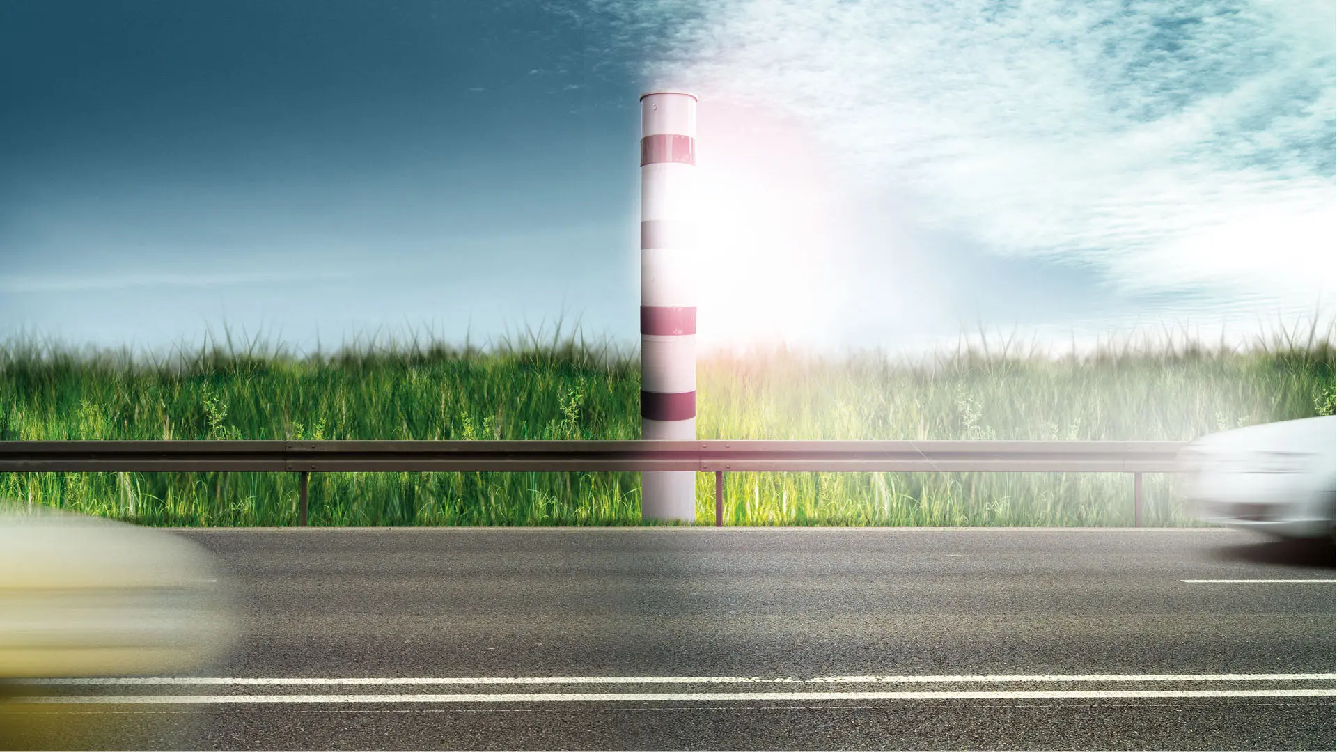 Verschwommenes Bild einer Autobahn mit Blitzer