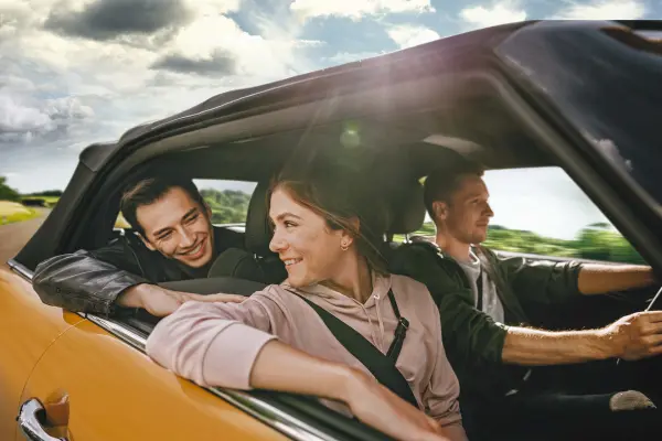 Junge Menschen fahren im Auto