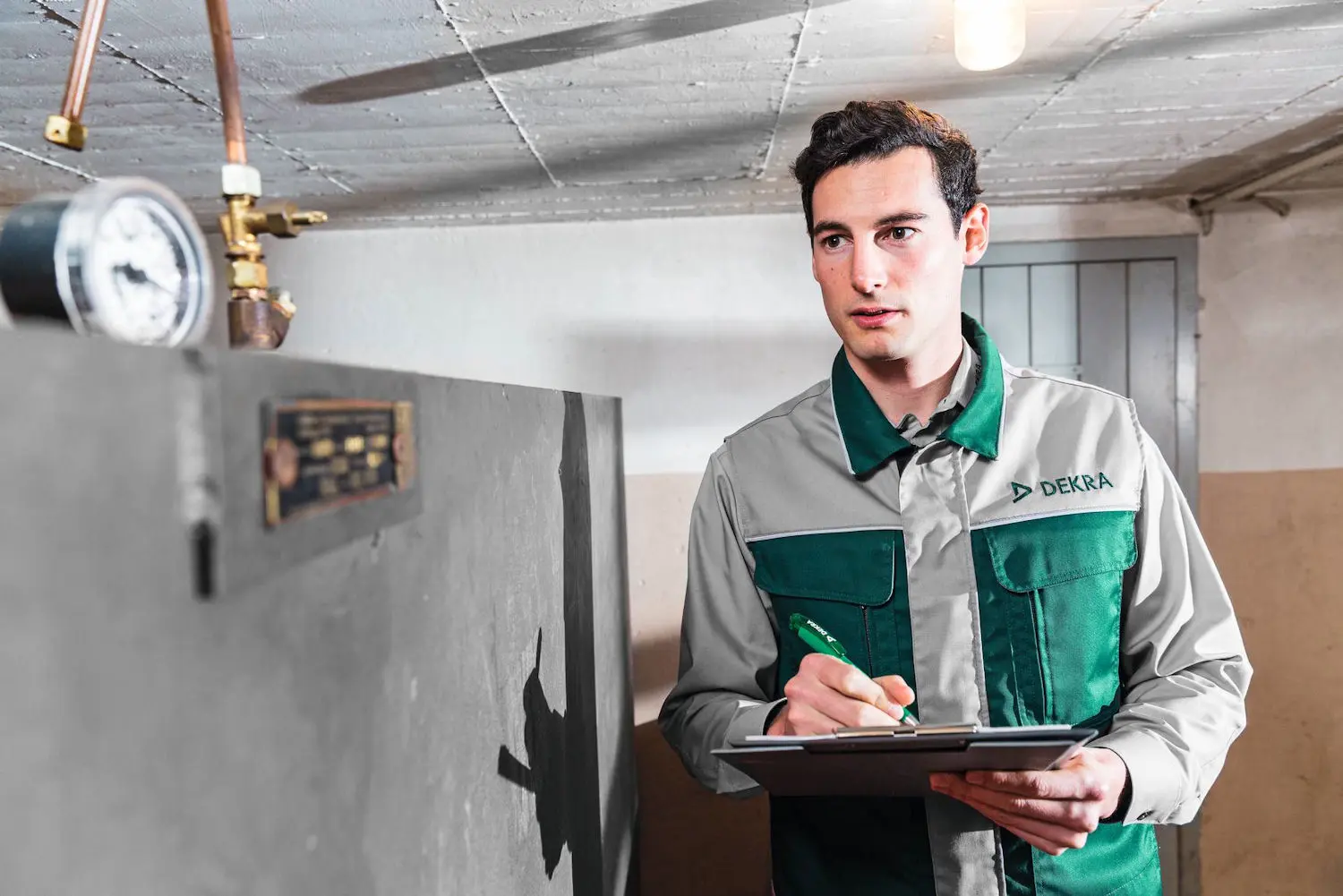 DEKRA Prüfer bei Prüfung von Heizöltank