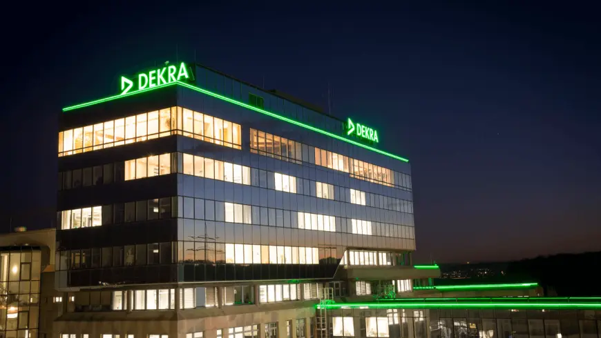 DEKRA Hauptverwaltung bei Nacht