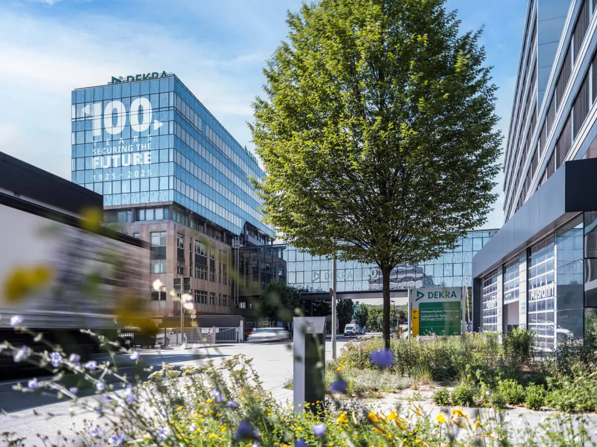 DEKRA Flaggen vor DEKRA Bürogebäude DEKRA Flaggen vor DEKRA Bürogebäude