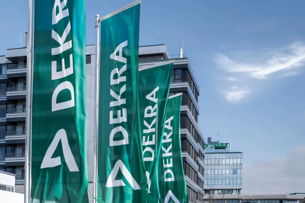 DEKRA Flaggen vor DEKRA Bürogebäude DEKRA Flaggen vor DEKRA Bürogebäude