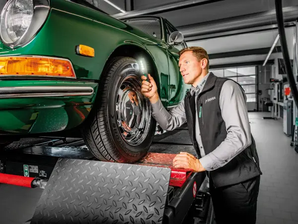 DEKRA Mitarbeiter prüft Importfahrzeug