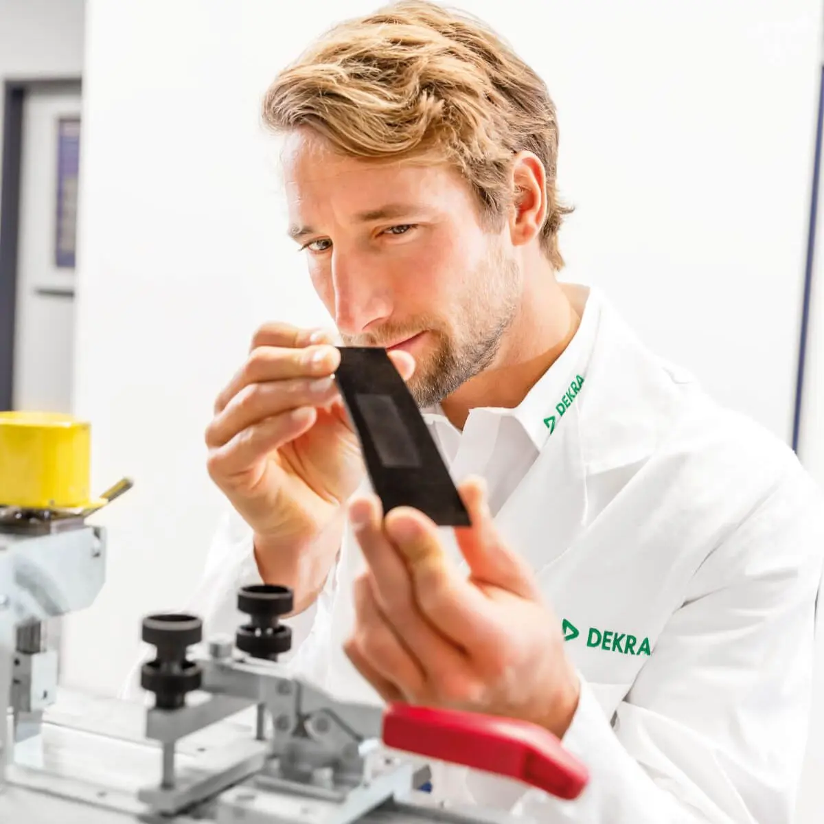 DEKRA Laborexperte bei Prüfung der Oberflächenbeständigkeit mit Flocktest