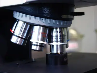 Mikroskop für mechanisch-technologische Prüfungen