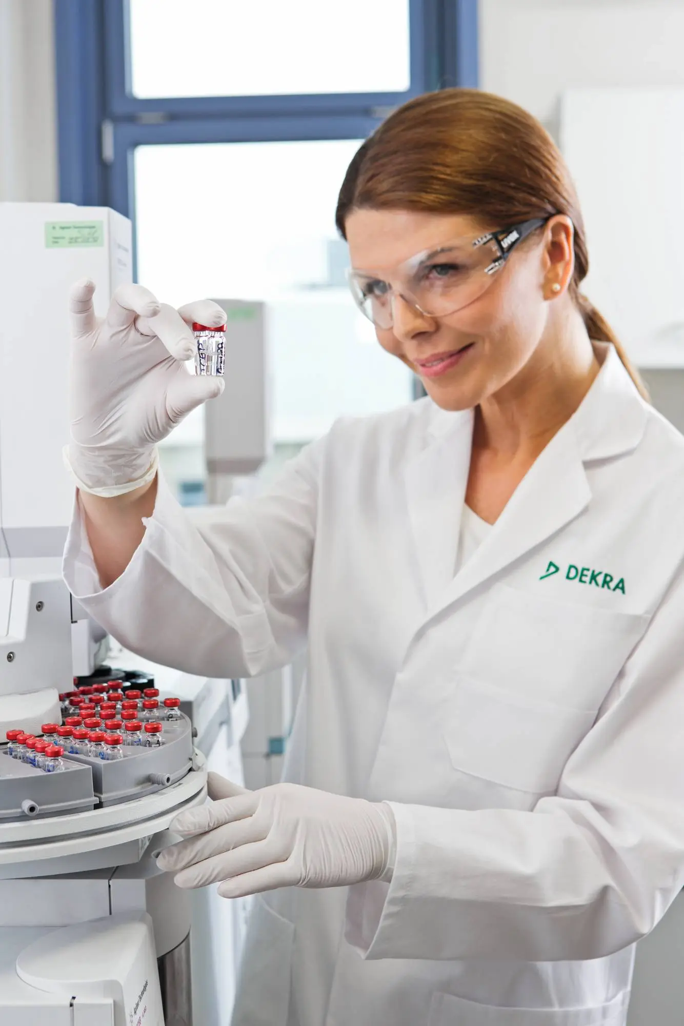 Laborantin blickt auf Kontrollprobe