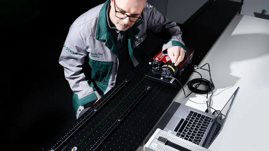 DEKRA Prüfingenieur führt Laserprüfung mit Messgerät im Labor durch