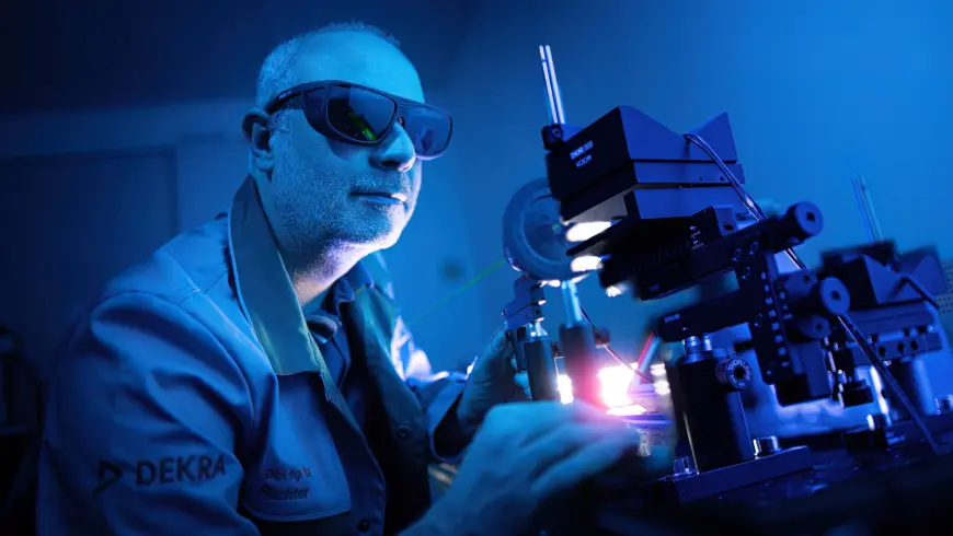 DEKRA Prüfingenieur führt Laserprüfung mit Schutzbrille im Labor durch